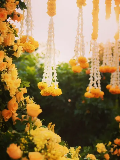 A close-up look at the details of our floral decor. Here you can see the delicate combination of white jasmine and yellow marigold strings, which add texture and traditional fragrance to the Haldi setup.