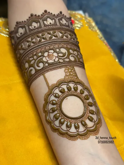 The lotus arm band with a beautiful hanging mandala element. This adds a touch of jewelry-like elegance to the design.