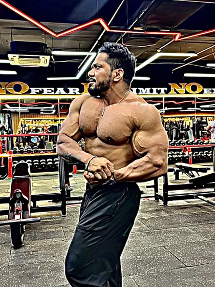 A side chest pose.