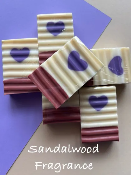These bars combine a rich Sandalwood fragrance with a sweet purple heart design. The earthy and warm scent is perfect for a relaxing, luxurious bath.