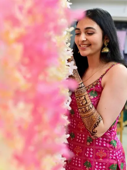 Another shot of the beautiful bride Ruchi, with her detailed mehendi peeking through.