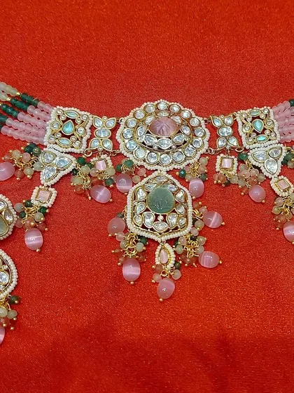 Another one of my favorite pastel creations. This Polki set with pink and green beads is perfect for a reception or engagement look, offering a soft and romantic vibe.
