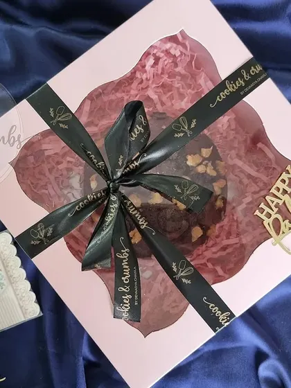 A beautifully packaged Tea Cake Gift Box for Rakhi. This one holds my bestselling vegan Chocolate Banana Walnut Tea Cake, making it a thoughtful and delicious gift for your sibling.