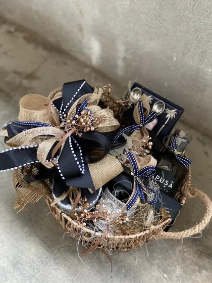 A bottle and gift set with a sophisticated navy and jute theme. The rustic texture of the jute is beautifully contrasted with the classic navy ribbon, creating a refined, masculine aesthetic.