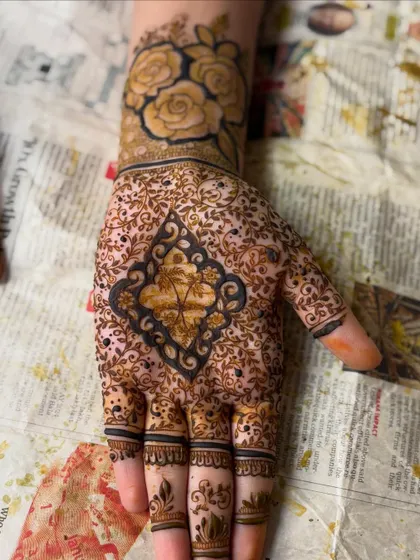 A beautiful rose-themed design on the back of the hand, combined with a traditional patterned diamond shape.