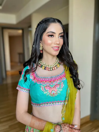 Balancing a colorful mehendi outfit with the perfect soft glam. For Chaitali, I used neutral tones on the eyes to let her vibrant turquoise and pink lehenga be the star.