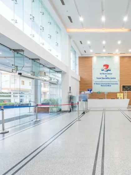 The bright, open lobby of Sri Ram Cancer Super Speciality Centre uses clean lines and extensive glazing to create a sense of calm and order. The design ensures efficient circulation for staff and improved navigation for patients.