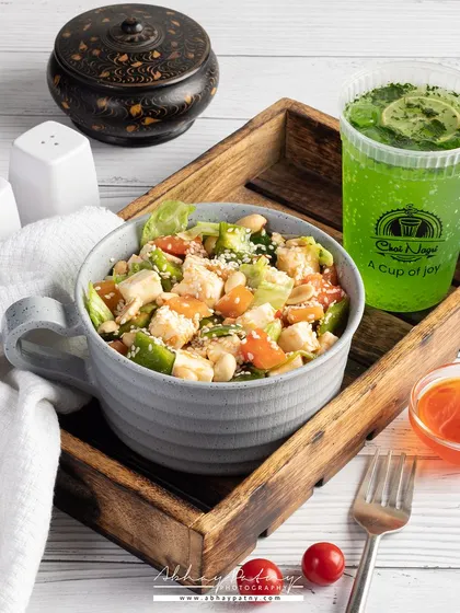 This healthy salad is presented in a clean, bright setting. The composition is balanced and the colors of the fresh vegetables are vibrant, making it look both healthy and appetizing.