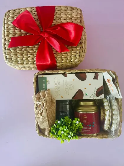 The lid of the Kauna box can be tied with a ribbon, making it a beautiful and secure gift package.