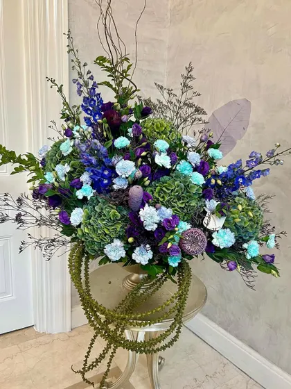 Another angle of this chic arrangement, showing how the cascading green amaranthus adds a sense of movement and grace. It's a design that communicates love and harmony with the eloquence of flowers.