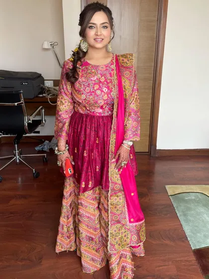 A full-length view of this stunning Mehendi ensemble, with makeup that is both elegant and festive.