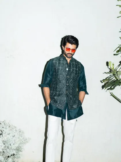 Adding a pair of red-tinted sunglasses gives Vijay's ethnic look an unexpected, cool edge. It’s all about personalizing the style.