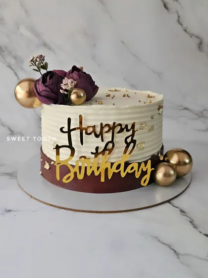 Lost count of how many times I've made this design. A simple yet elegant cake with a fault line design and a beautiful floral arrangement.