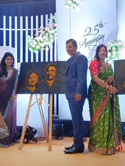 The couples posing with their finished glitter portraits. It's wonderful to see guests capturing this special moment, which is the whole purpose of creating this unique, live art experience.