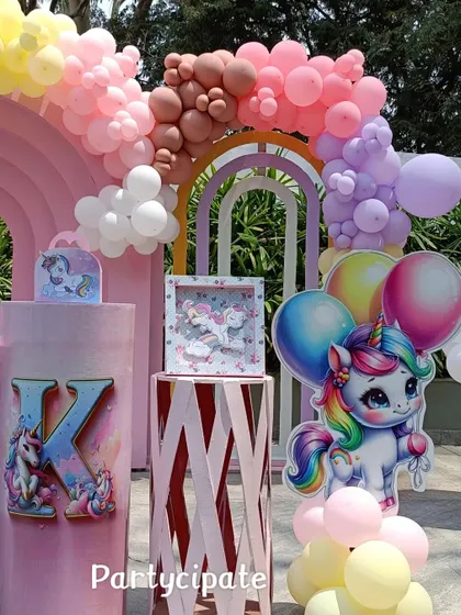 More details from the unicorn party, showing the custom 'K' pedestal and a cute unicorn holding balloons. Personalization makes each party feel unique.