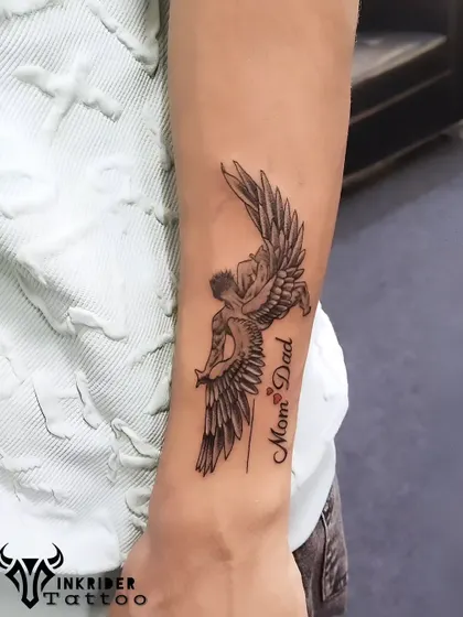 This tattoo combines the myth of Icarus with a tribute to "Mom" and "Dad," symbolizing the support of family in pursuing one's dreams.