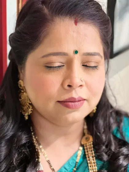 The bride's aunt wanted a dewy, natural look with minimal eye makeup. I focused on creating glowing skin and paired it with a soft, neutral lip color.