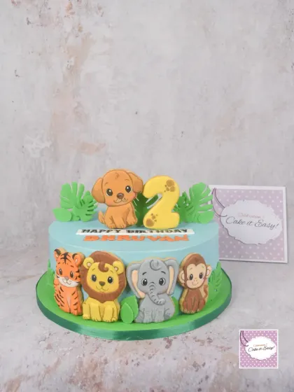 A full view of the cookie animal cake. This is a great way to include lots of characters without covering the entire cake in fondant.