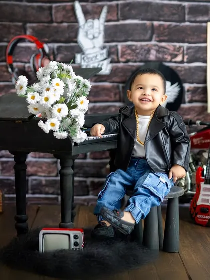 Our little rockstar is also a pianist! We can combine different props within a theme to create a variety of fun and creative shots.