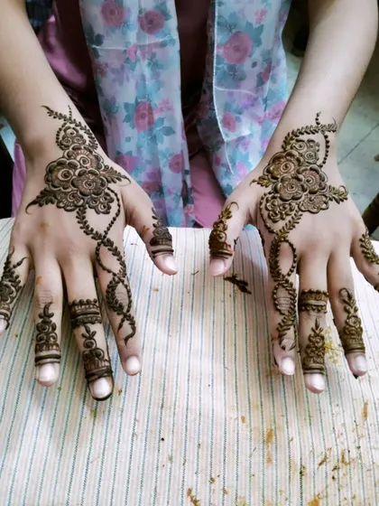 A simple and elegant Arabic-style design, perfect for a quick and beautiful look.