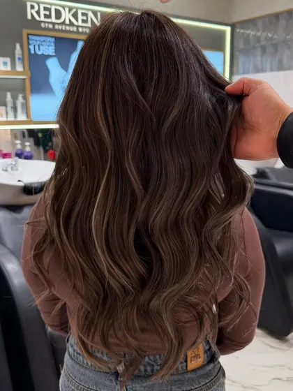 For this look, we aimed for a natural, soft ash blonde with subtle highlights. The balayage technique adds just enough lightness to create dimension without being too bold, perfect for a gentle glow-up.