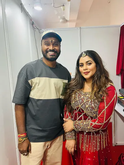 With the amazing performer Shamna Kasim (Poorna) for the Zee Keralam Kudumbam Awards 2024. I choreographed her stunning performance for the event.