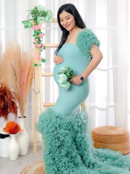 These portraits feature a lovely mint-colored ruffled gown, perfect for creating a soft, serene, and elegant maternity look.