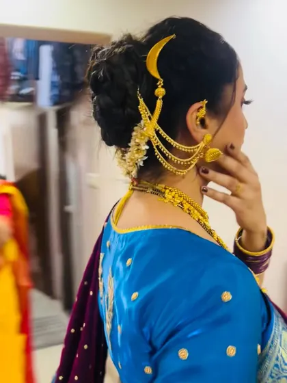 A candid shot of the Maharashtrian bride. The hairstyle and makeup look stunning from every angle.