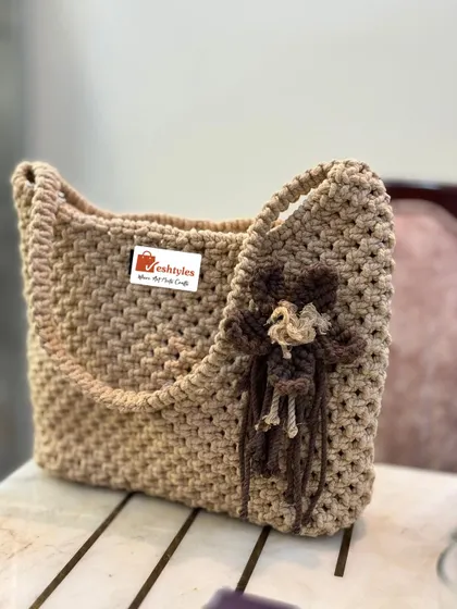 This beige shoulder bag is made entirely with the classic square knot. I added a two-tone flower to give it a little something extra.