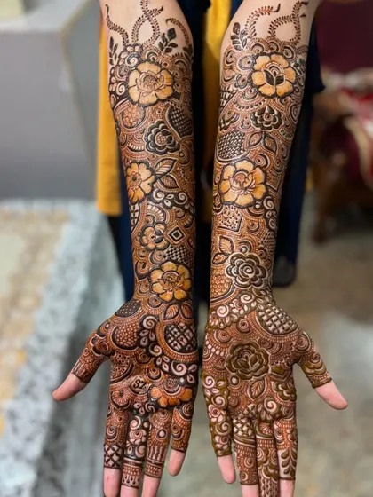 I have a real love for floral patterns. This dense, full-arm design combines bold flowers with delicate leaves and fillers for a look that is both modern and timeless. All done with my homemade organic henna.