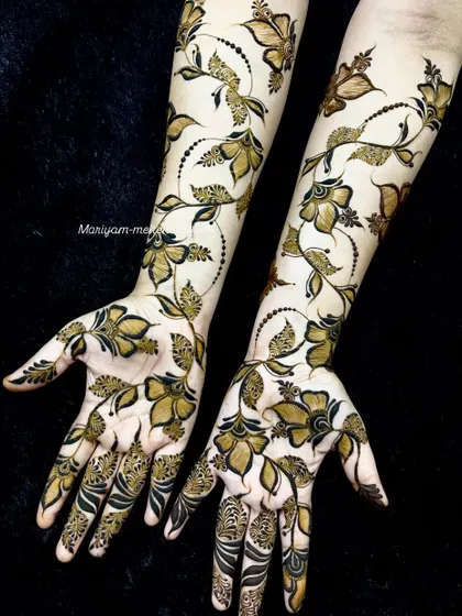A stunning 3D Khafif mehendi design with intricate floral patterns.