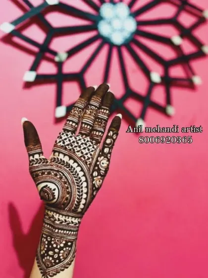 An elegant back-of-hand design with a contemporary feel. The swirling pattern creates a beautiful flow from the wrist to the fingers, suitable for any celebration.