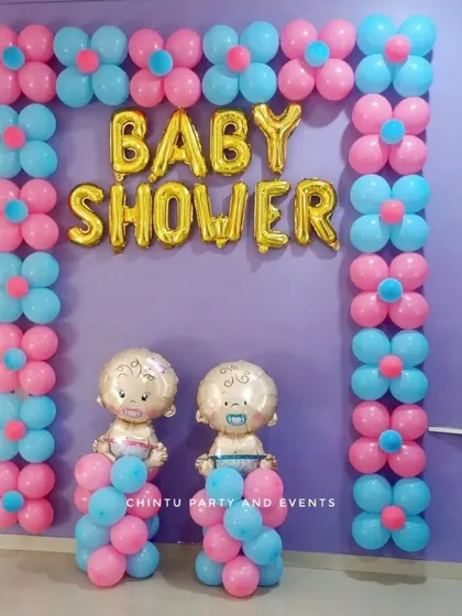 A simple baby shower balloon arch in pink and blue. This frame-style decoration is perfect for placing in a doorway or as a photo backdrop at home.