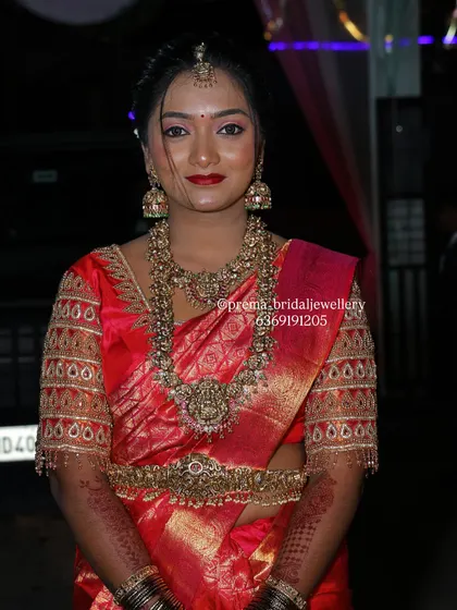 This full-length view shows how the temple jewellery, including the vaddanam (waist belt), comes together to create a complete and cohesive bridal look.