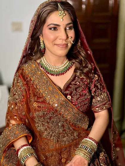 The bride's happy and relaxed smile says it all. This no-edit photo captures her natural beauty and the elegance of the look.