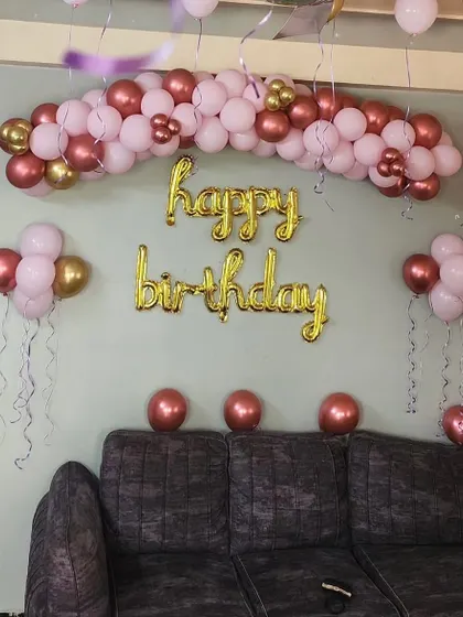 A closer look at the elegant rose gold and pink birthday decoration.