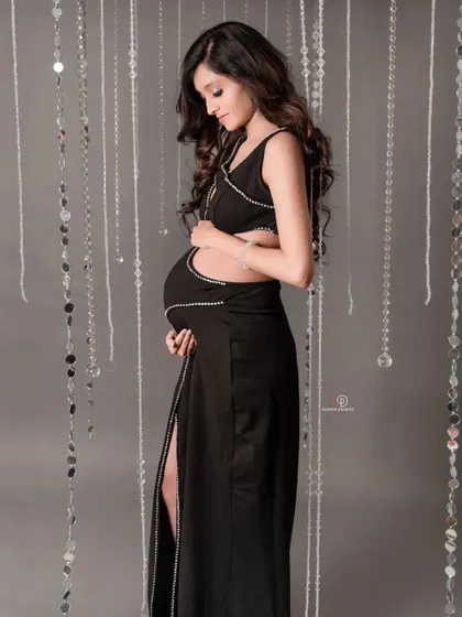 The side profile is a perfect way to celebrate the baby bump, and this modern dress makes the look even more special.
