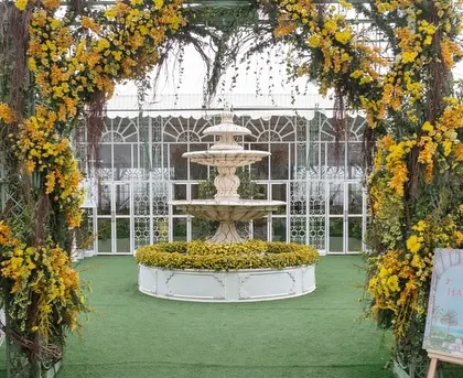 The entrance to the Haldi, marked by a floral arch and a beautiful three-tiered fountain.