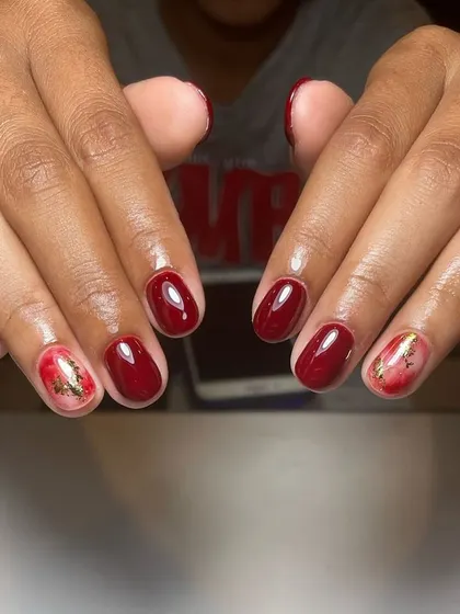 A simple yet beautiful design on short, natural nails. We used a deep red polish and added a gold foil accent to the ring finger.