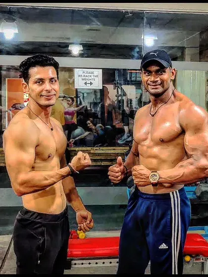 Client ke saath post workout pose. Ek successful session ke baad thodi masti banti hai.