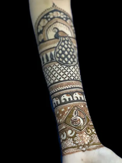 This arm design combines a peacock in a jharokha with an elephant procession and a diya, making it perfect for Diwali.