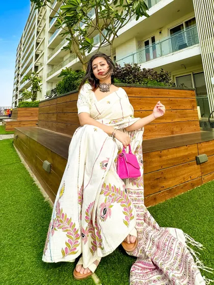 The full look, with a pop of color from a bright pink bag. This shows how a single accessory can change the vibe of a neutral outfit.