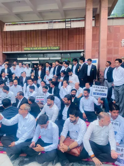 A wide shot of the protest organized by the Saket Bar Association. It is important for the legal fraternity to stand together for our rights.