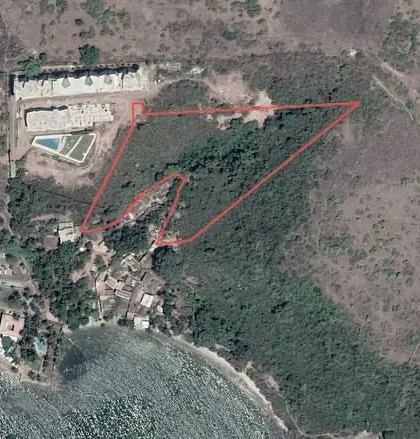 A satellite image indicating the location of the Dona Paula project. The site is a prime coastal plot with a significant slope, providing the perfect canvas for a masterplan that cascades from the mountain to the water.