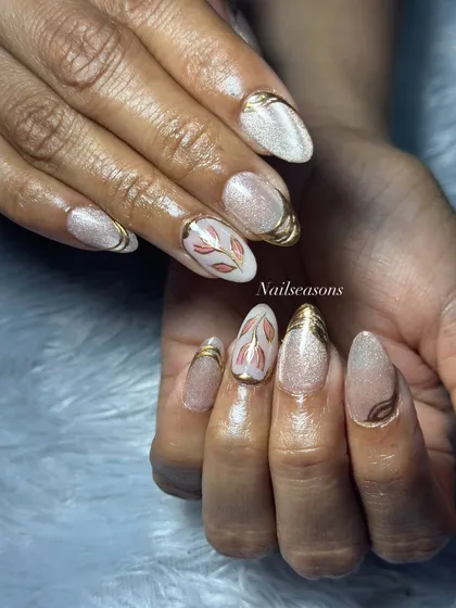 A full view of this glamorous and detailed floral nail art set.