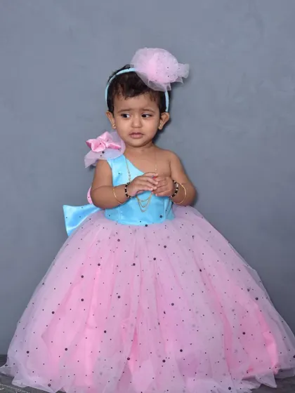 So much cuteness in one frame. The one-shoulder design and the big bow add a stylish touch to this kids' gown.
