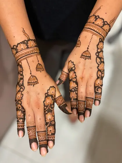 Another perspective of the modern lotus trail mehendi.
