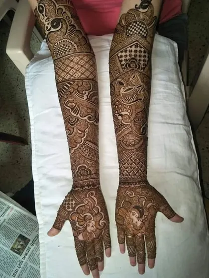 This design features portraits of Radha and Krishna, a divine theme for a blessed marriage. The rest of the arms are filled with beautiful peacocks and traditional jaal work.