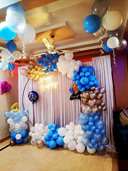 A simple and sweet Frozen-themed home decoration with a blue and white balloon arch.