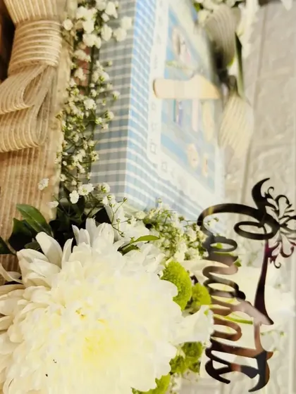 A close-up of the beautiful details on one of my floral hampers. From the custom topper to the fresh white chrysanthemums, every element is chosen with care.